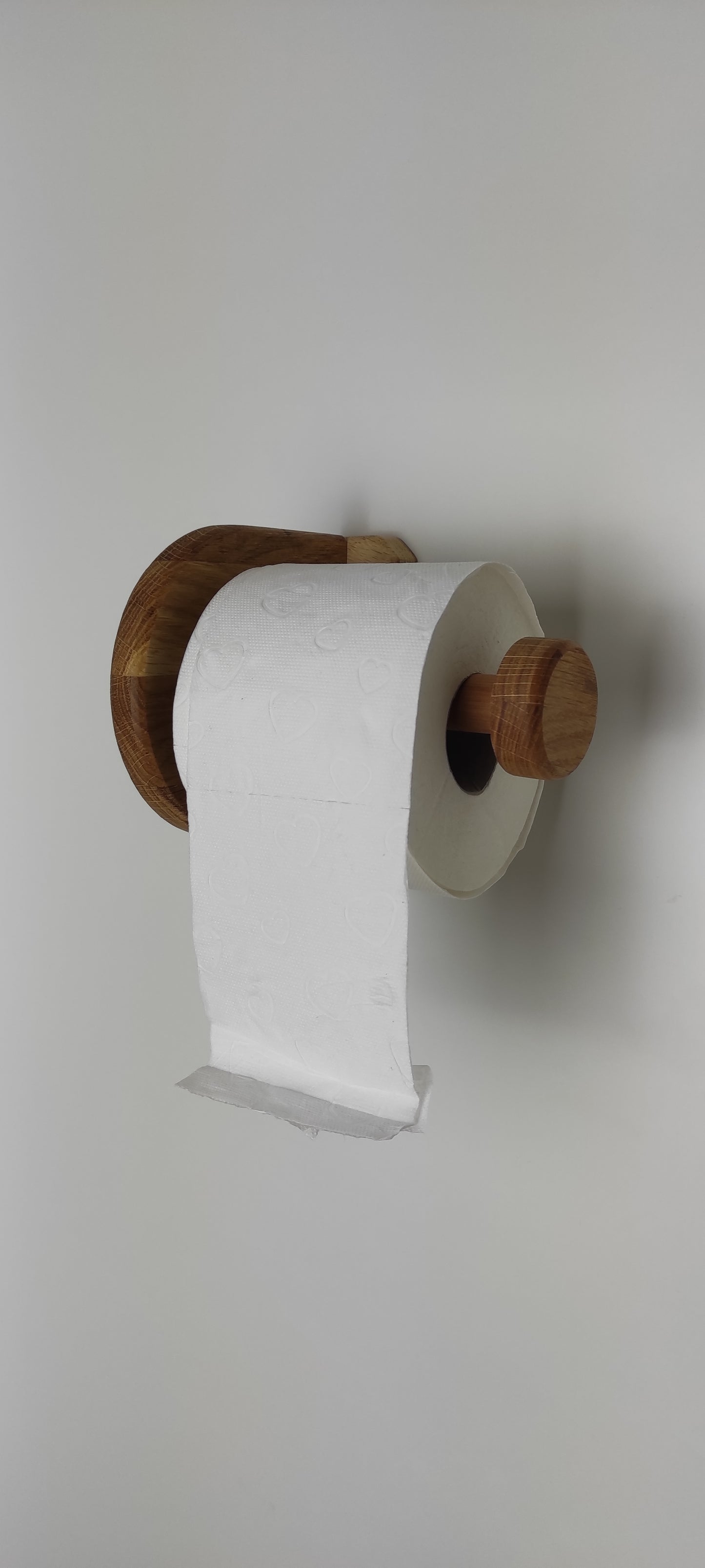 Moderner Toiletenpapierhalter mit runder Form aus Holz